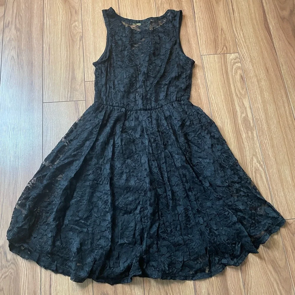 Finn & Clover Lace Dress - Picture 4 of 8